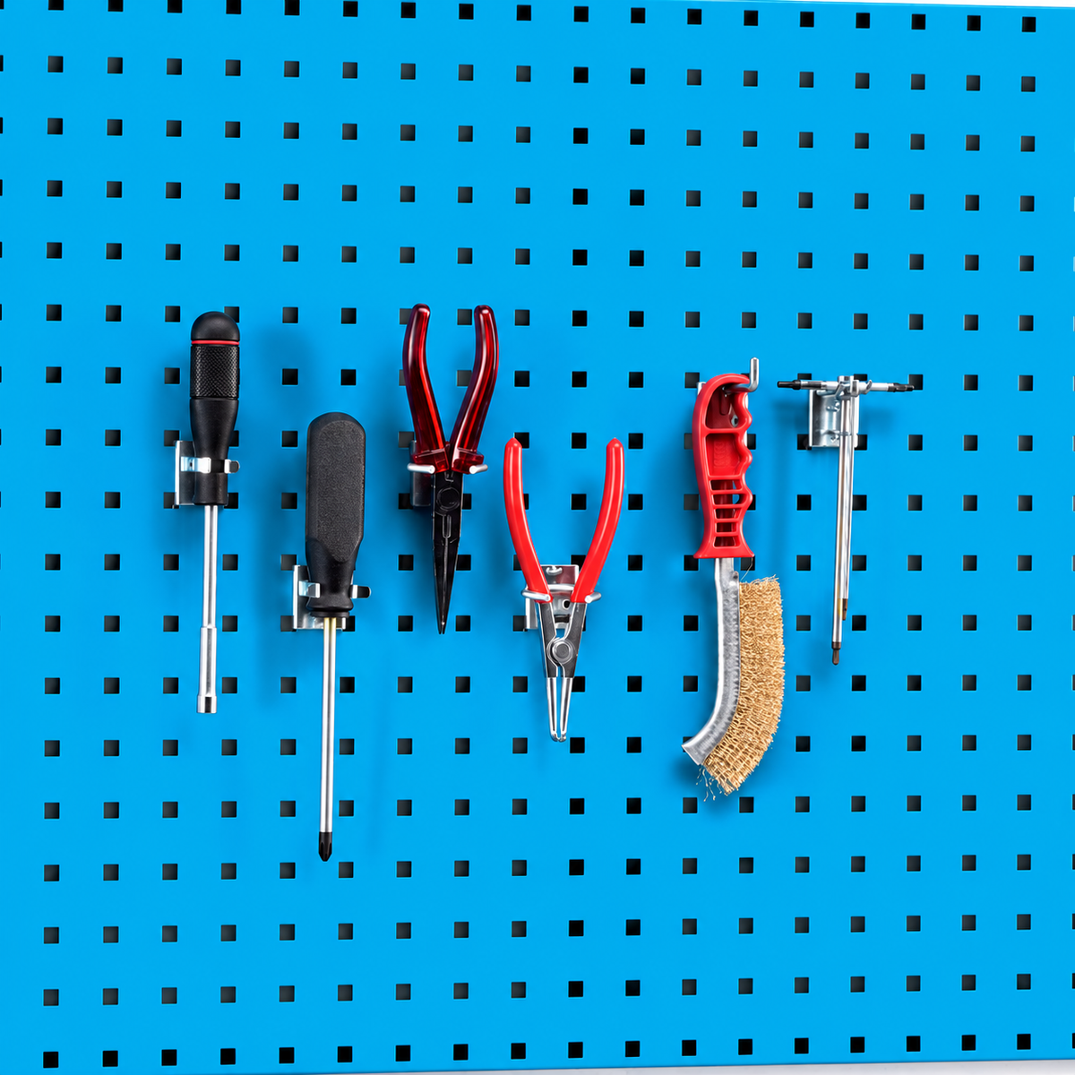 Conjunto de seis ganchos para painel de ferramentas Noveduc, ideal para organizar bancadas e postos de trabalho.