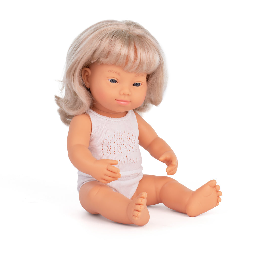 Boneca Bebé Europeia Cabelo Loira com Síndrome de Down 38cm (Enviado em caixa e com Roupa Interior) - NOVEDUC Equipamento Laboratório e Formação Profissional