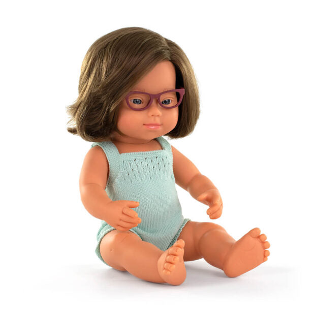 Boneca Bebé Europeia com Síndrome de Down e Óculos 38cm (Enviado em caixa e com Roupa) - NOVEDUC Equipamento Laboratório e Formação Profissional