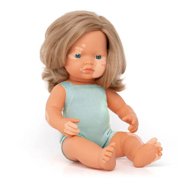Boneca Bebé Europeia com Vitiligo e Cabelo Loiro Escuro 38cm (Enviado em Caixa e com Roupa) - NOVEDUC Equipamento Laboratório e Formação Profissional