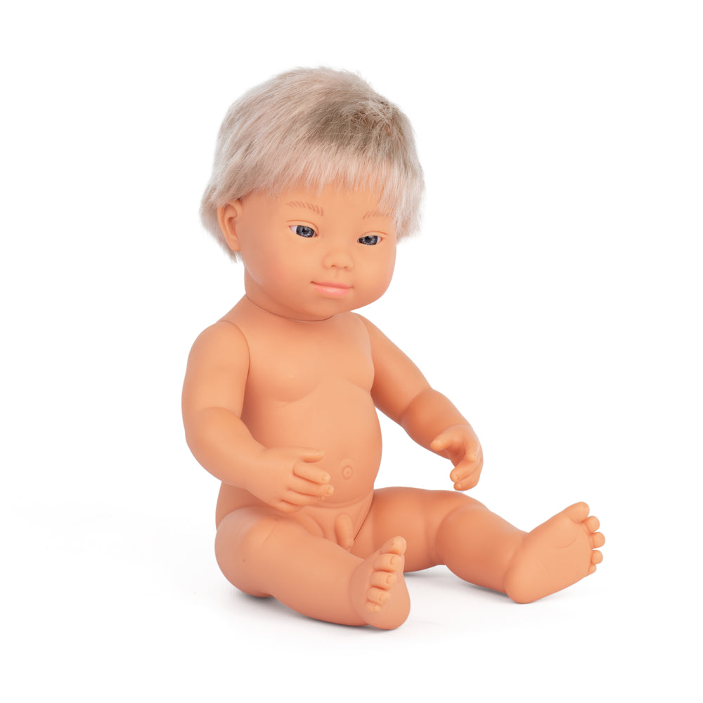 Boneco Bebé  Europeu Cabelo Loiro com Síndrome de Down 38cm (Enviado em Saco e sem Roupa Interior)